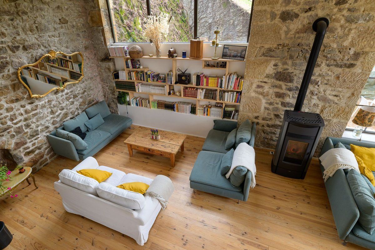 Bibliothèque du salon dans le gîte Beaujolais
