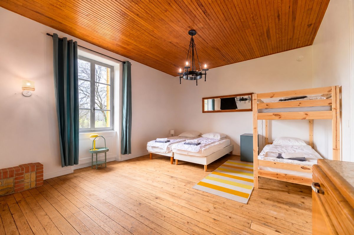 Chambre familiale avec lits superposés dans le gîte Beaujolais