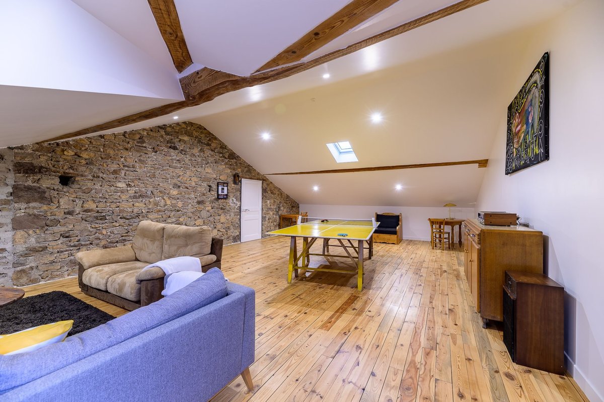 Espace loft avec table de ping-pong