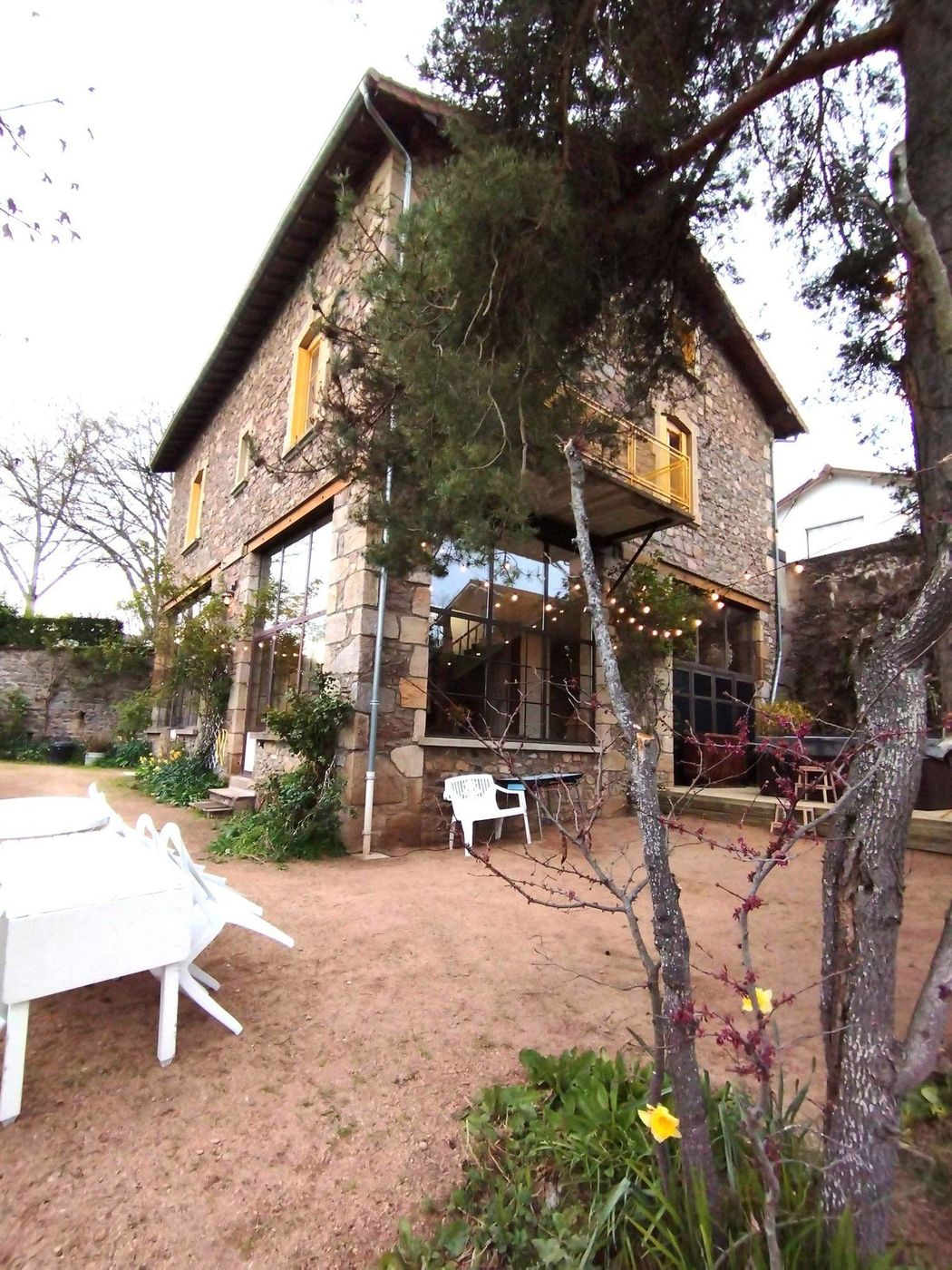 Façade extérieure du grand gîte Beaujolais