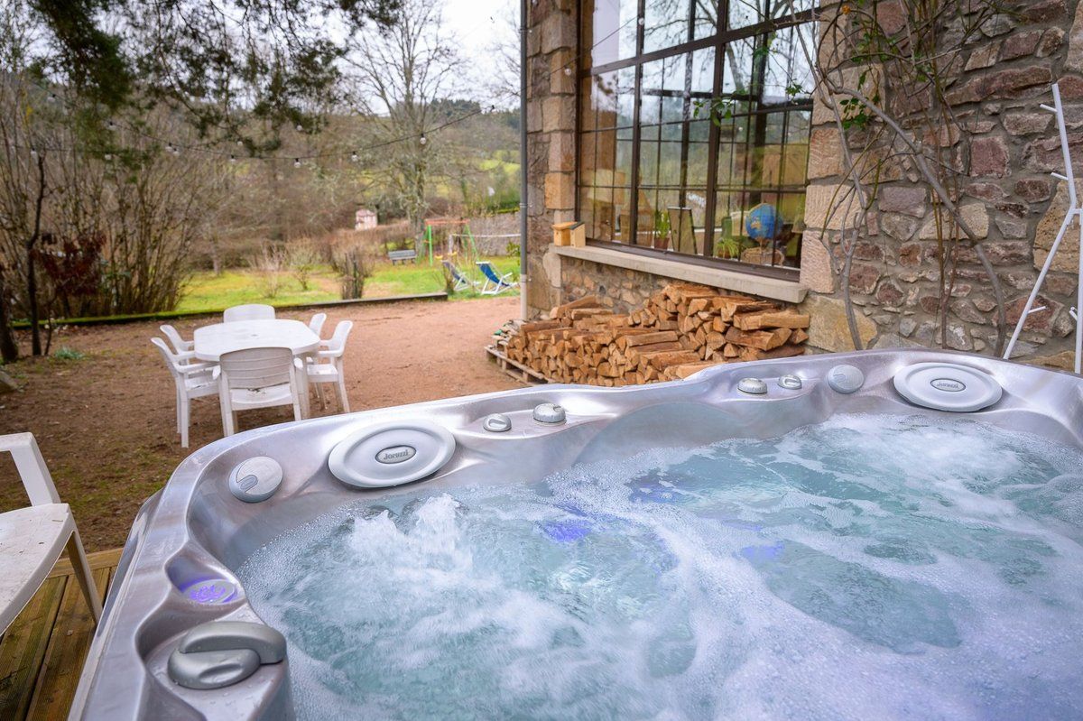 Jacuzzi extérieur 7 places du gîte Beaujolais