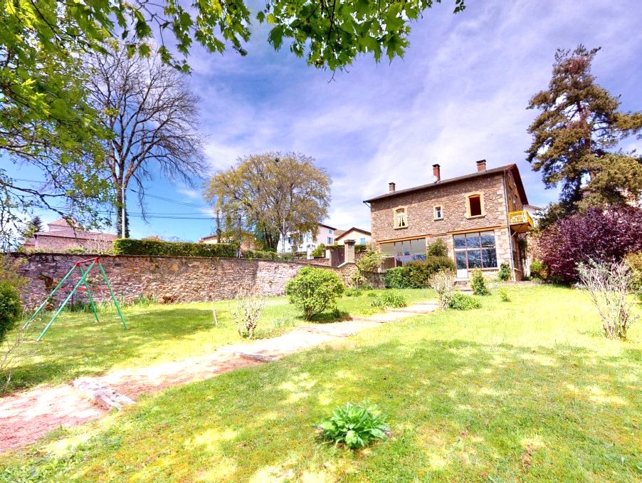 Jardin familial du gîte Beaujolais avec espace jeux