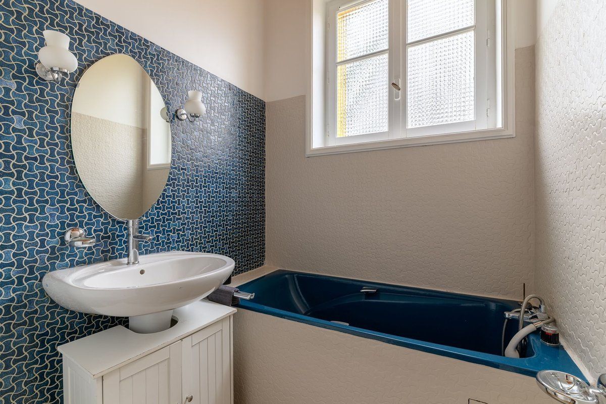 Salle de bain avec baignoire dans le gîte