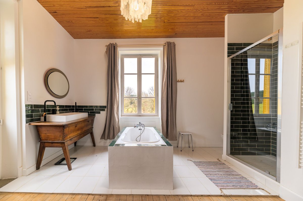 Salle de bain avec douche moderne