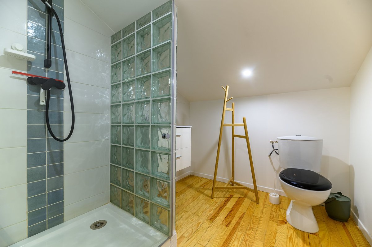 Salle de bain avec paroi en verre
