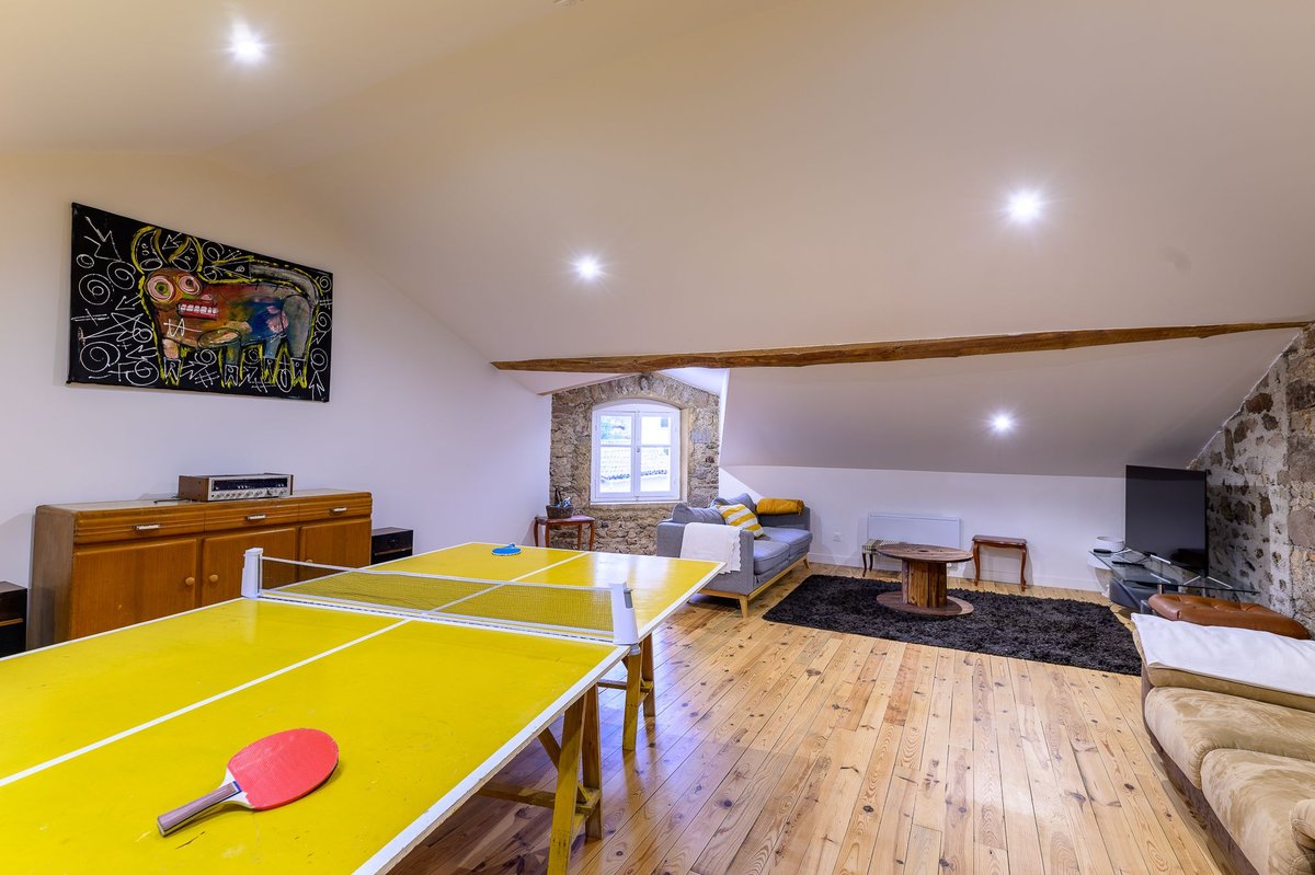 Salle de jeux avec ping-pong dans le gîte
