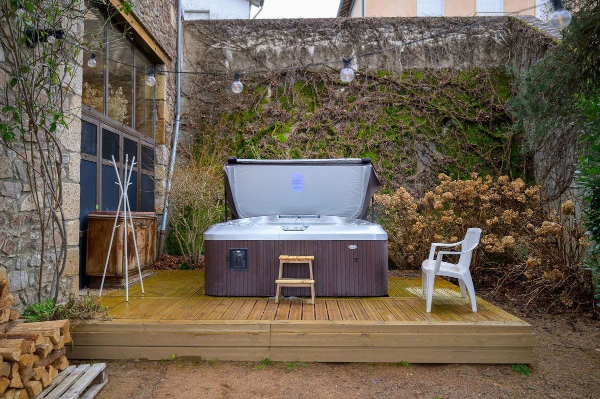 Espace spa extérieur du gîte Beaujolais