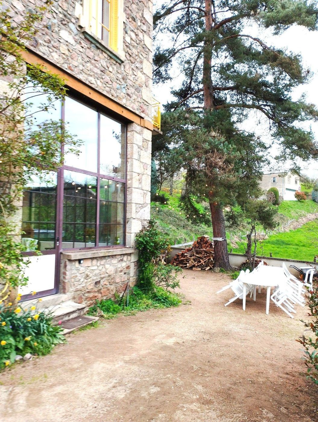 Terrasse et jardin du grand gîte dans le Beaujolais