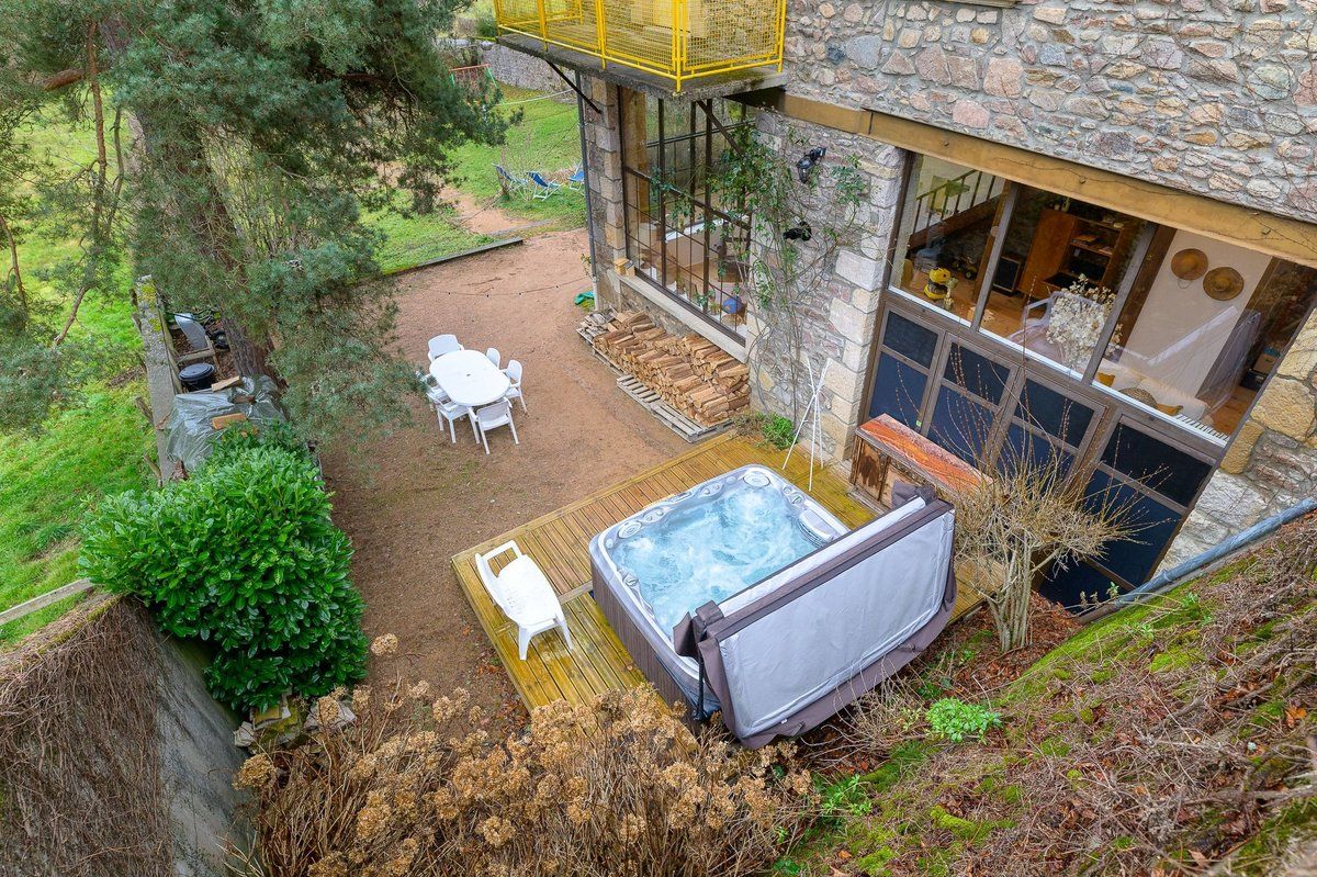 Vue aérienne du jacuzzi et terrasse