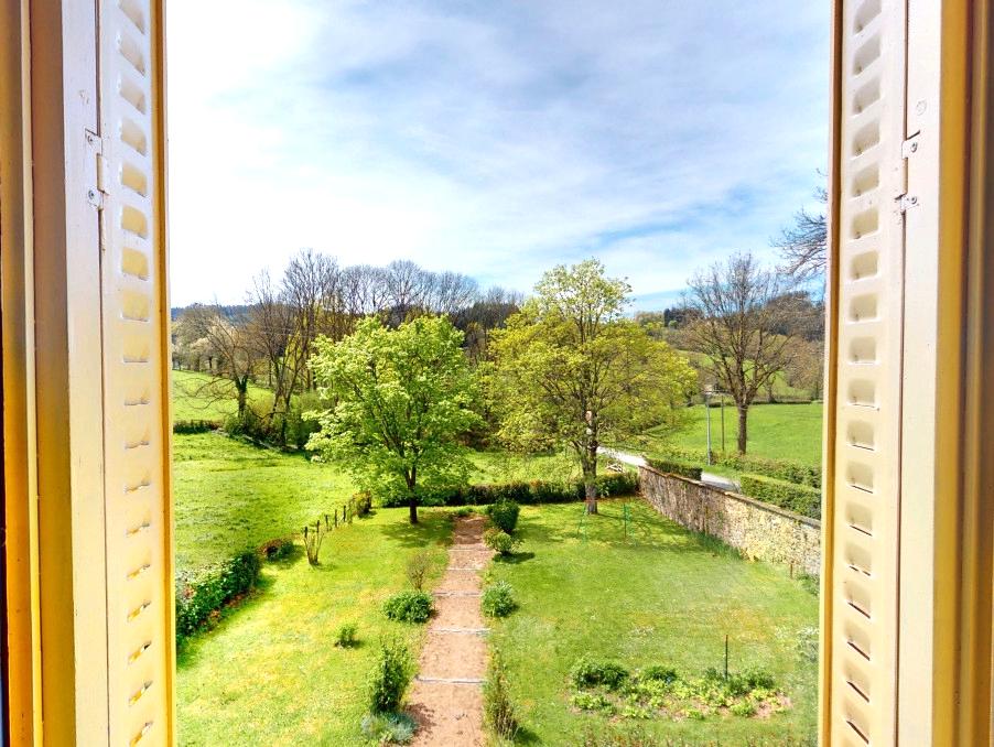 Vue du jardin verdoyant du gîte Beaujolais